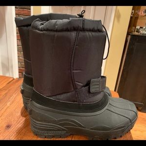 Black men's snow boots (Size 9)